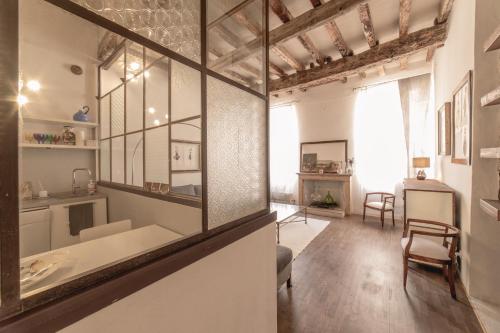 摩德纳casa sangiacomo quattro的客厅配有大镜子和桌子