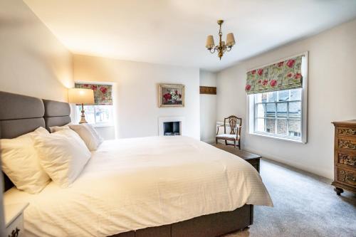 约克Number One High Petergate的卧室设有一张白色大床和一扇窗户。