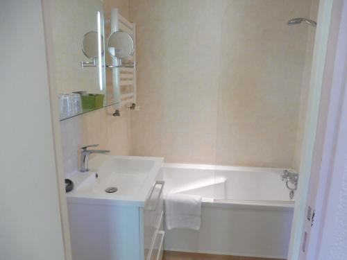 Limeray洛内旅馆的浴室配有盥洗盆和浴缸。