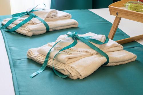 那不勒斯Re Diego的床上有三条折叠毛巾