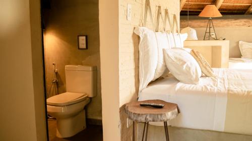 圣贝纳迪诺Tava Cerro的卧室配有白色的床和卫生间