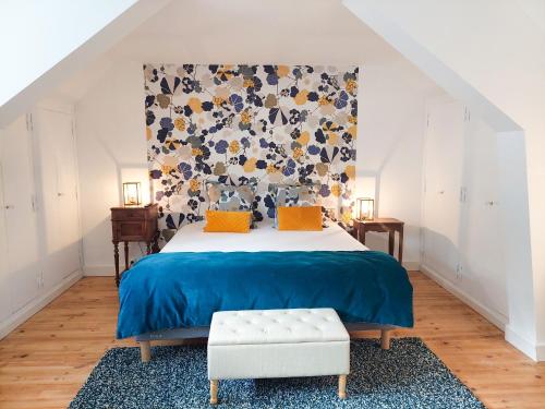 阿姆博斯Le Huis Clos的一间卧室配有一张特大号床和蓝色的床罩