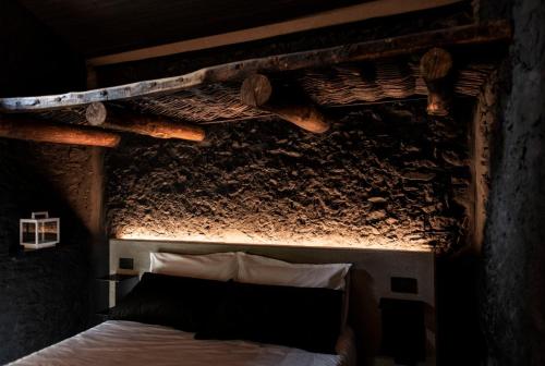 MoiolaLou Estela - L'essiccatoio的一间卧室设有一张木天花板床。