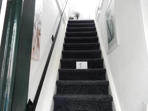 哈林亨Het Speijerhuis的楼梯上有一个标志