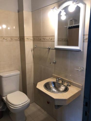 维拉卡洛斯帕兹CASTELLNOVO HOTEL的一间带水槽、卫生间和镜子的浴室