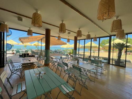 下厄尔什佩尔所营地度假屋的餐厅设有桌椅和窗户。