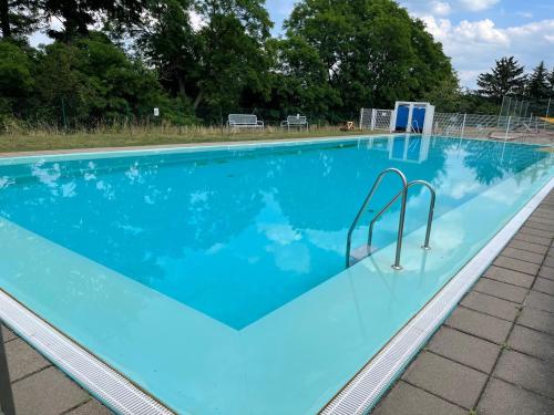哈尔伯Ferienwohnung Unter den Linden的蓝色海水大型游泳池