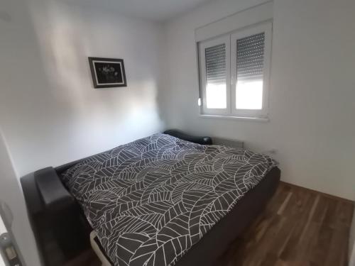 索科矿泉村Apartman Vitez Sokobanja的一间卧室设有一张床和一个窗口