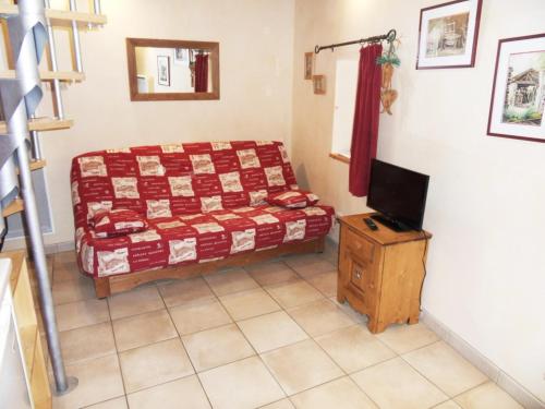 圣让德莫里耶讷le Sarto - St Jean de Maurienne的一间卧室配有一张床和一台电视