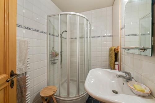 谷雪维尔Courchevel 1550 – VERITABLE SKI AUX PIEDS – APPARTEMENT LES TOVETS T2 – 47m2 – 4P的带淋浴和盥洗盆的浴室