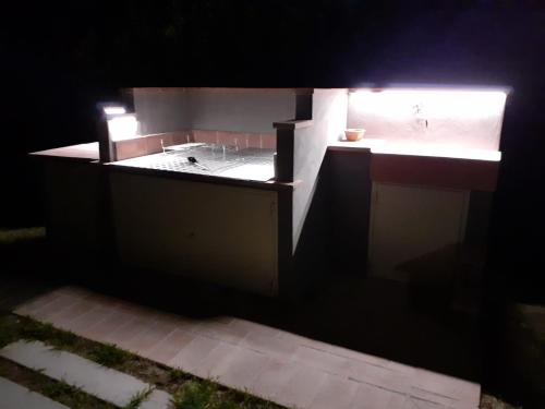 法诺Villa Silvia的黑暗的客房内设有带水槽的浴室