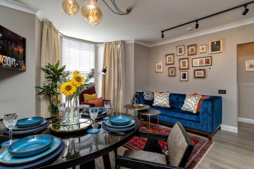 因弗内斯Relax in Super Size Copper Tub - 2 bedroom villa的客厅配有蓝色的沙发和桌子