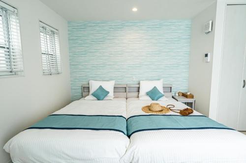 宫古岛Ecot Kugai 1的一间卧室配有一张带海洋壁画的床