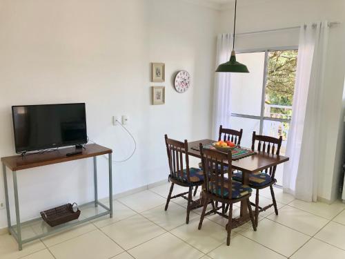 皮拉西卡巴Apartamento Privado - 2 quartos, varanda, sala e cozinha integrada的一间带桌椅和电视的用餐室