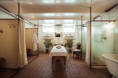 欧坎哥巴尔尚海雷伽尔德酒店的一间带桌子和浴缸的浴室