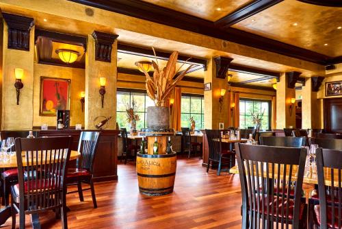 Avenhorn维拉格罗特酒店的餐厅铺有木地板,配有桌椅