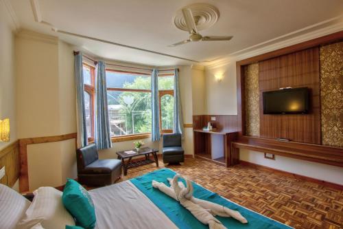 马拉里Woodstock Inn Manali的一间酒店客房,配有一张带毛巾的床