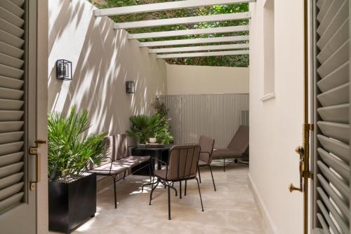 雅典Kinglin Luxury Living的天井配有桌椅和凉亭。