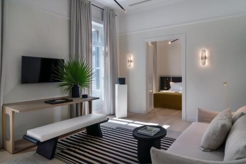 雅典Kinglin Luxury Living的带沙发和电视的客厅