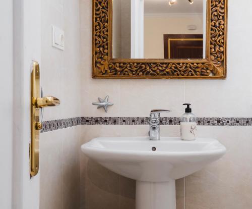 米拉多罗Apartamentos LÓRIEN Milladoiro的一间带水槽和镜子的浴室