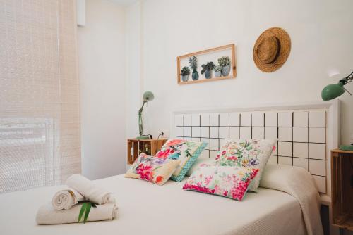米拉多罗Apartamentos LÓRIEN Milladoiro的一间卧室配有带枕头的床