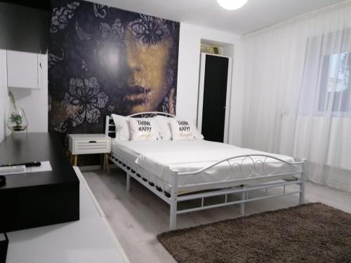 科斯蒂内什蒂Alexandra House的一间卧室设有一张床和黑白墙