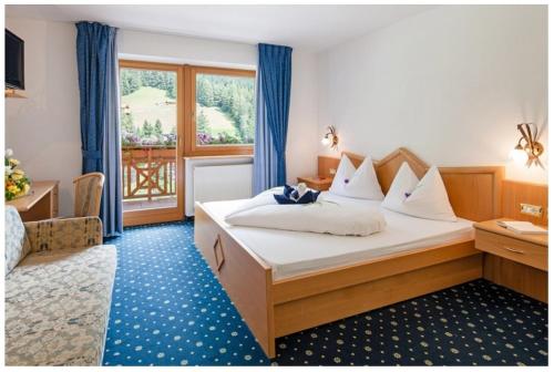 布伦内罗伯格克里斯泰尔酒店的酒店客房设有床和窗户。
