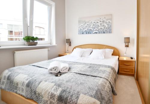 科沃布热格Apartament Porto的一间卧室配有带毛巾的床