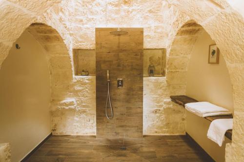 莫诺波利TRULIVO的石墙内带淋浴的浴室