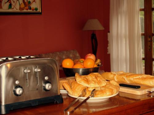 埃斯卡兰特埃斯卡兰特拉斯索拉纳斯乡村酒店的一张桌子,上面放着一捆面包和一碗橘子