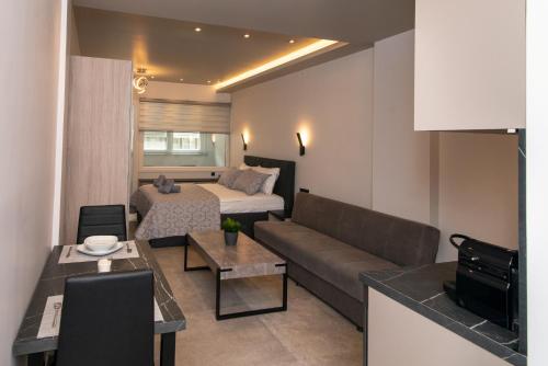 塞萨洛尼基Kastalia Living Thessaloniki的带沙发和床的小客厅