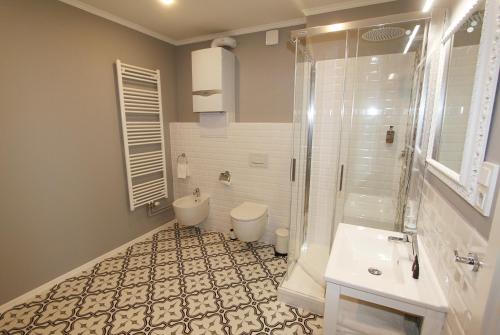 伊钦Rezidence U prince č. 2的浴室配有卫生间、盥洗盆和淋浴。