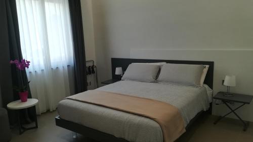 马尔萨拉Casa Umeli的一间卧室设有一张大床和一个窗户。