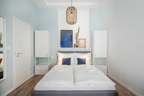 布达佩斯A13- Boutique Apartments, Best Location, by BQA的卧室配有一张带白色墙壁的大床