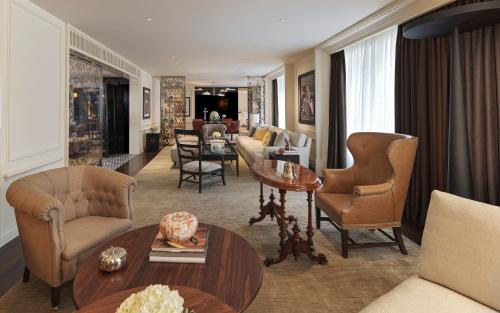 伦敦伦敦瑰丽酒店的客厅配有沙发、椅子和桌子