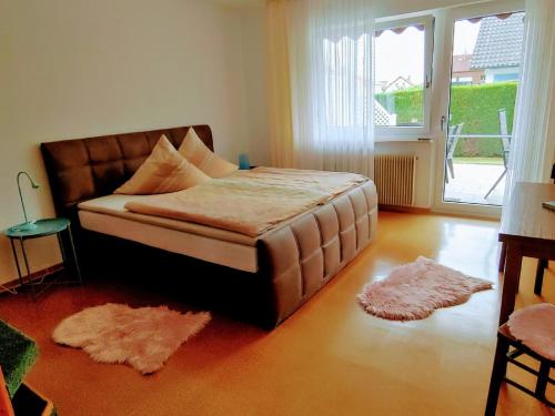 马格修希黑姆Gästehaus Diemer的一间卧室设有一张床和一个大窗户