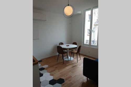 波尔多appartement 4 pers quartier Chartrons à Bordeaux的一间带桌椅和窗户的用餐室