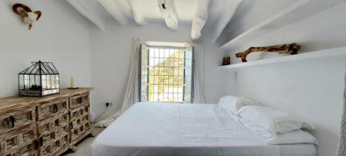 莫哈卡尔Elysium - a romantic escape in Mojacar Pueblo的白色的卧室设有一张大床和一个窗户