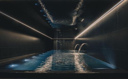 利物浦希望街设计酒店的深色浴室,有水池