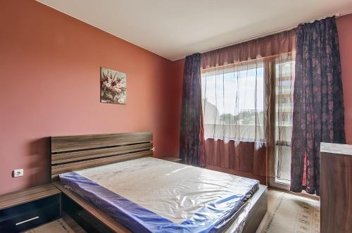 瓦尔纳Apartment Sanik的一间卧室设有一张床和一个窗口