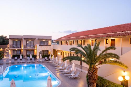 蒂锡利维Lazaros Hotel Resort的享有酒店游泳池和棕榈树的景色