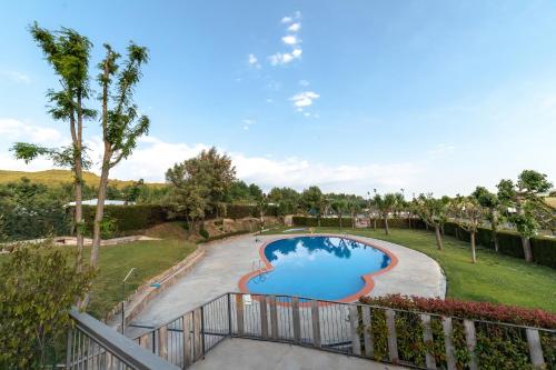 索尔索纳索尔索纳露营别墅旅馆的享有度假村游泳池的景致