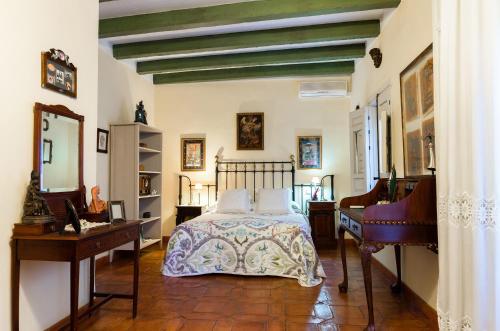 阿尔玛格鲁La Casa del Obispo的一间卧室配有一张床、一张桌子和一张四柱床。
