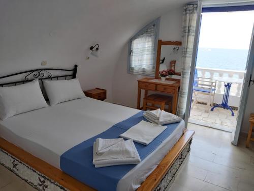 Stavros Beach Villas客房内的一张或多张床位