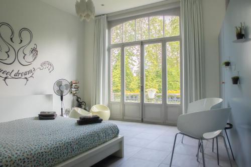 布鲁日VEGAN, PLANT BASED b&b central Bruges的一间卧室设有一张床和一个大窗户