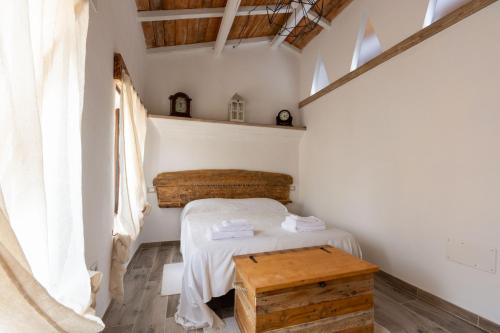 奥列纳Villa Jumpadu的一间小卧室,配有一张床和一张桌子