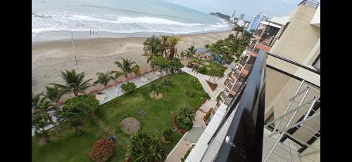 通苏帕Departamento 4 habitaciones 12 personas vista al mar 8vo piso Playa Almendro的从大楼的阳台上可欣赏到海滩景色