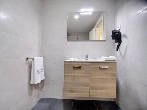 蓬塔德尔加达CFS Azores Guest House的一间带水槽和镜子的浴室