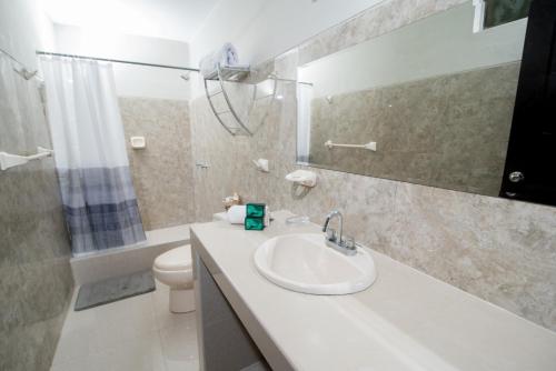 皮乌拉Hotel Casa Real Piura的一间带水槽、卫生间和镜子的浴室