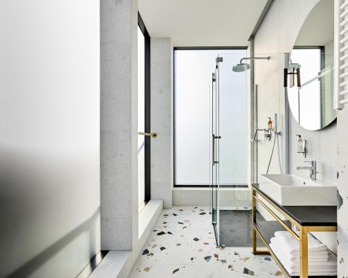 波兹南Hotel Liberte 33 BW Premier Collection的一间带水槽和淋浴的浴室